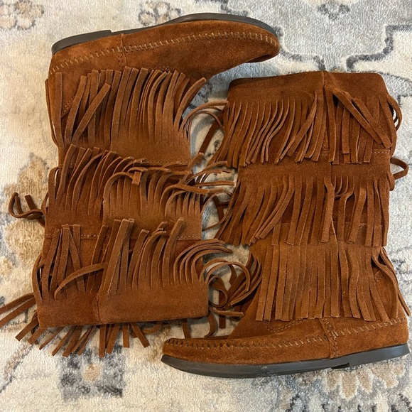 Minnetonka 3 Layer fringe Boot - Picture 2 of 4